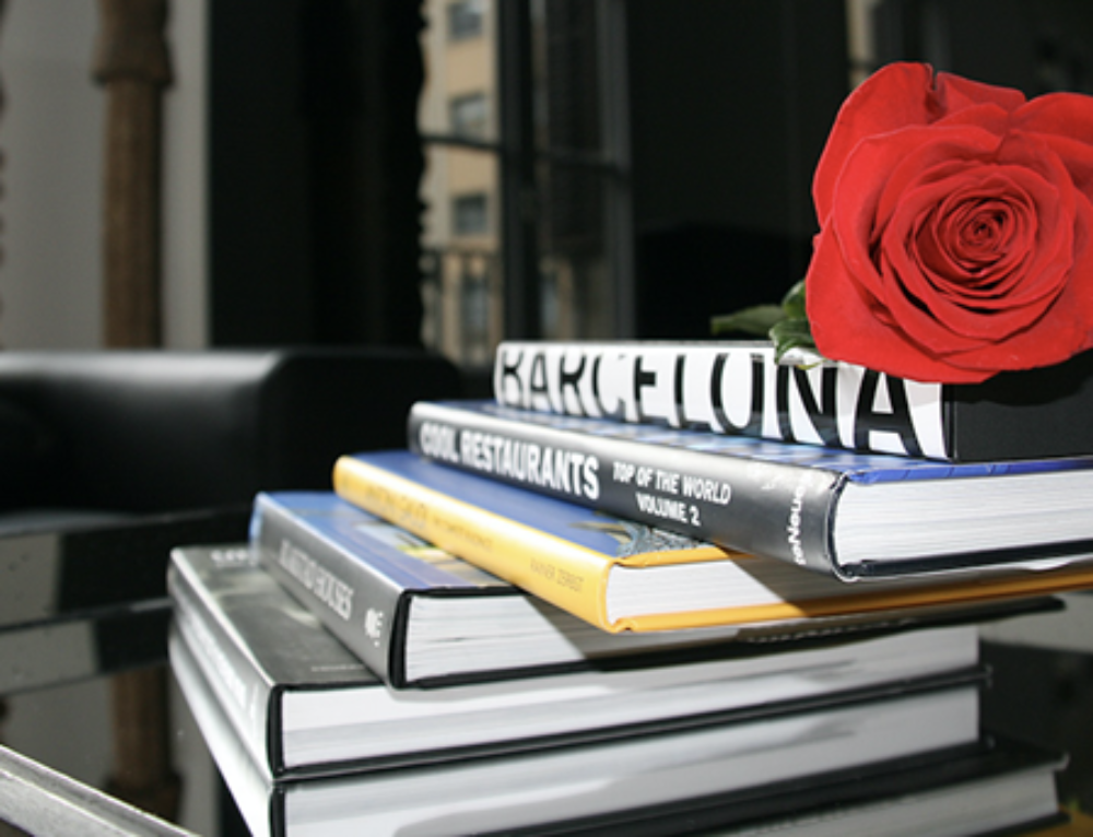 From THE EI8TH BOUTIQUE B&B we wish you a happy Sant Jordi 2021!